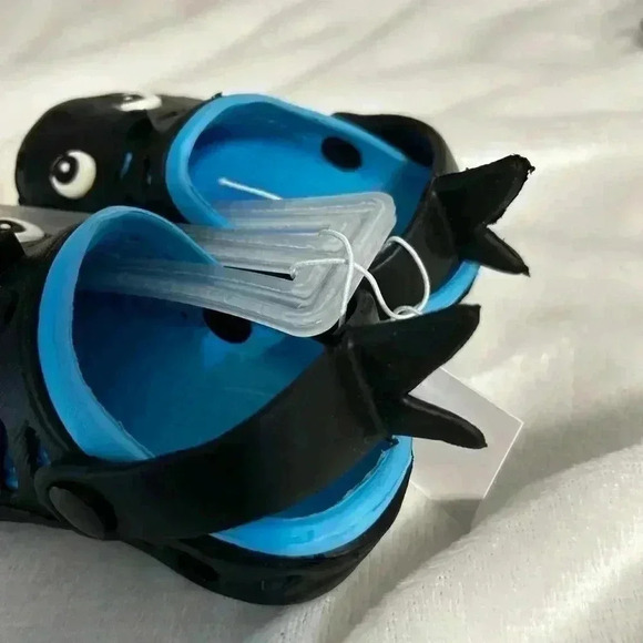 Toddler shark clogs. New. Size 4-5‎ - Picture 7 of 7